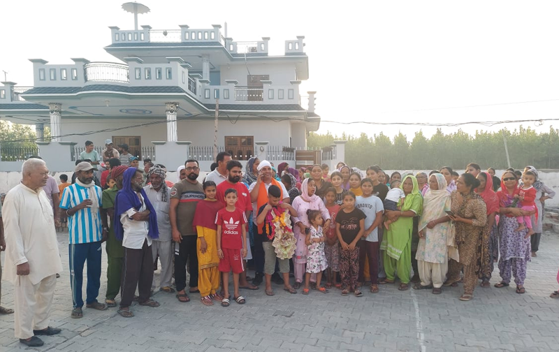 ऐमा मुगलां गांव में हुए पंचायत चुनाव में मतदाताओं ने बड़े उत्साह के साथ वोट डाले.